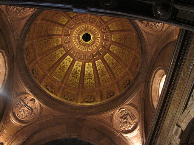 礼拝堂のドームを内側から。<br />外から見ると建物の左側になります。