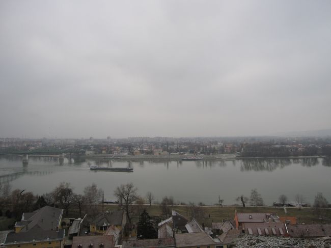 大聖堂の外へ出ました。川はもちろんドナウ川。<br />対岸はスロヴェキアになります。<br /><br />左側に見える橋は【マーリア･ヴァレーリア橋】<br />第2次世界大戦中に破壊されたままになっていたがハンガリーとスロヴァキア政府が費用を出し合って2001年に再建。両国を結ぶ国境の橋です。<br />