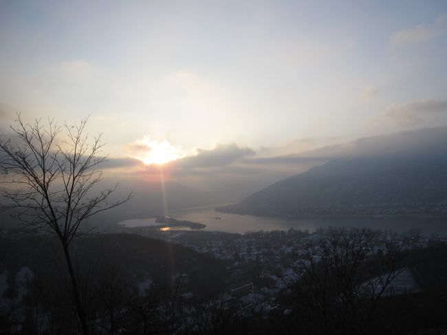 上の写真を撮ってバスに戻り、さぁ出発！のはずがまたバスの調子が悪くなり動けなくなりました(汗)<br /><br />太陽が沈んで行きます。。。