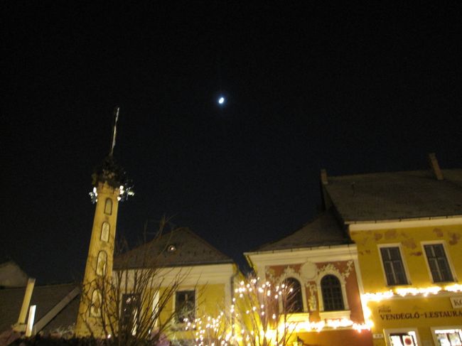 ようやく次の目的地『センテンドレ』に到着。<br />どっぷり日も暮れて夜になってしまいました。<br /><br />それでもツアーなので予定はこなします。<br />月まで出ちゃっているよ。