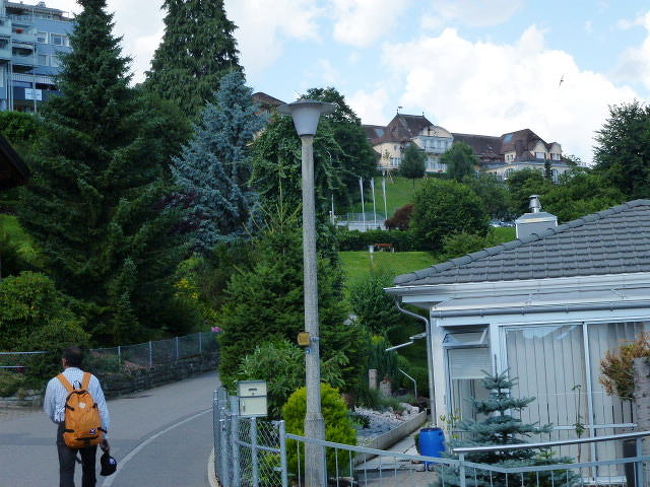 急坂を上ります。<br /><br />右上の建物がシュピーツの駅。