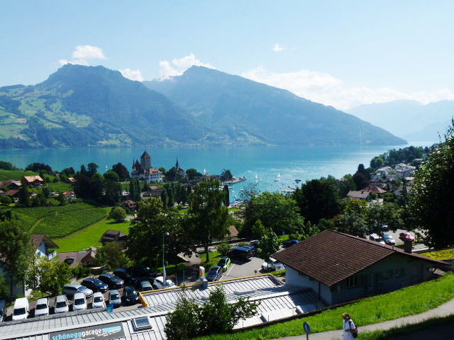 かなりハイペースで上がって15〜20分で駅に着きました。<br /><br />シュピーツ駅からは、さっき下船した港やシュピーツ城が見渡せる絶景！<br />バテてても必ず振り返りましょう(笑)