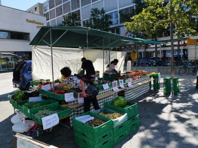ロータリーに露店が〜。<br /><br />果物が美味しそうでした♪