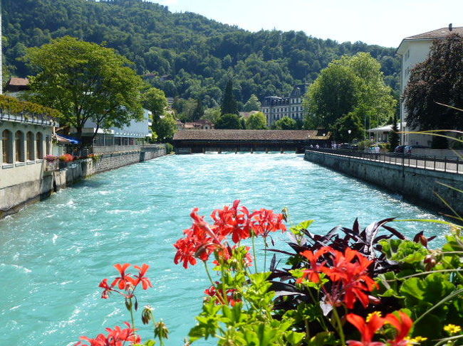 アーレ川にかかる橋を渡って・・・