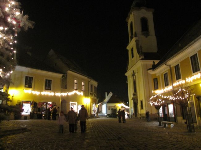 お店もほとんど閉まっちゃっていたので買い物はできず…<br />ガイドブックを見て、センテンドレで買いたいものとか予定していたんですけど…無理ですね。<br /><br />まぁイルミネーションの街並みが観られてよかったよ(前向き!前向き!!)