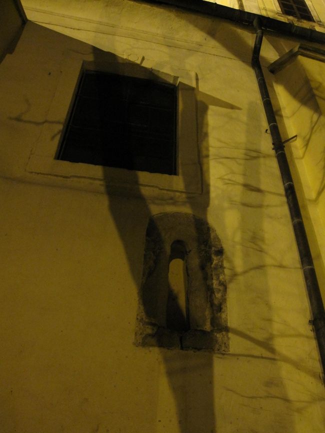 下にある細長い形のものが元々の窓。<br />教会は要塞も兼ねていたので、攻撃されないように窓も小さく作られていたそうです。<br />上は後から作られた大きな窓。<br /><br />とりあえず早足で予定のコースをまわって説明もあったけれど、薄暗くて写真はうまく撮れなかった。。。