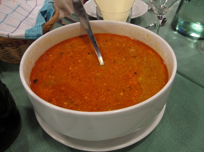 トラブルはあったものの、夜ご飯の時間には間に合ったようです。<br />民族音楽を聴きながらのディナーショー形式の食事でした。<br /><br />テーブルにどんっと置かれたスープ。<br />1人前っぽく見えるけれど実際はかなりの大きさです。