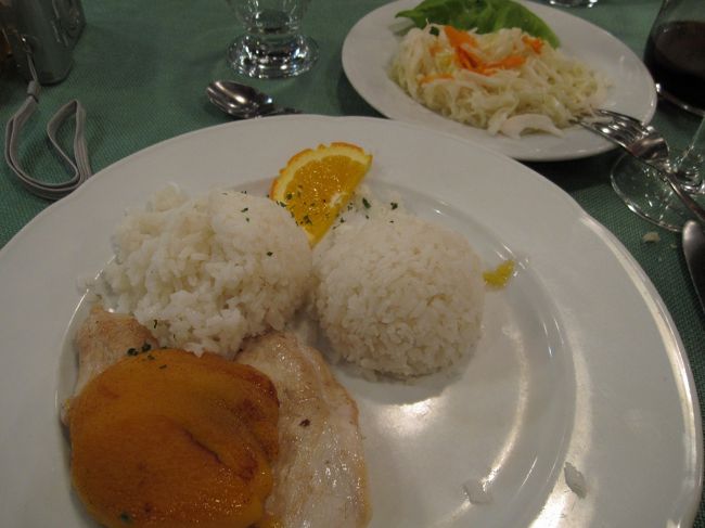 ｢豚肉のソテー｣と｢ライス｣に｢サラダ｣<br /><br />まん丸く盛りつけられたライスが可愛らしい♪<br />食べやすい味付けでこちらも美味しかった。