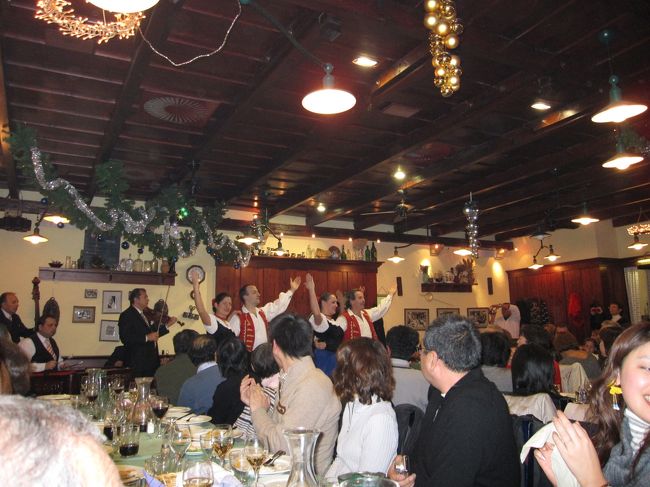 民族音楽とダンスのディナーショーが始まりました。<br />同じツアーの方がゲームに連れ出されて、何やらアルコール度の高そうな飲み物を一気飲み(ショットグラスサイズ)した後、目隠しをされてグルグル回されてました。<br />