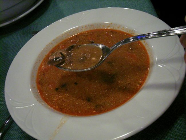 1人1人に取り分けてくれました。<br />トマト味のスープで美味しい。