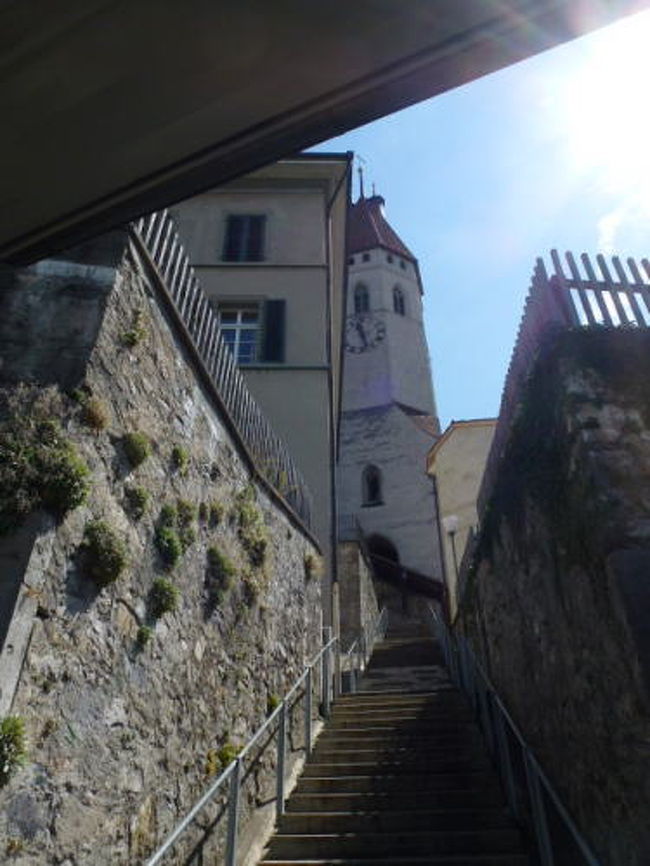 よっこらしょっ・・と、教区教会の横を抜けると・・