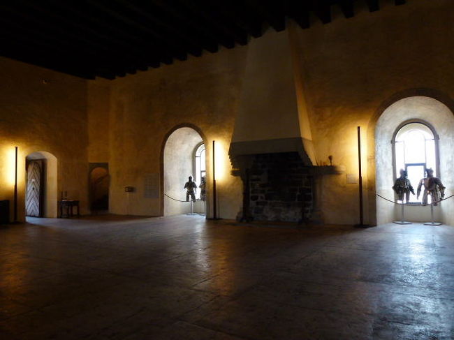 だだっ広い広間に甲冑〜！