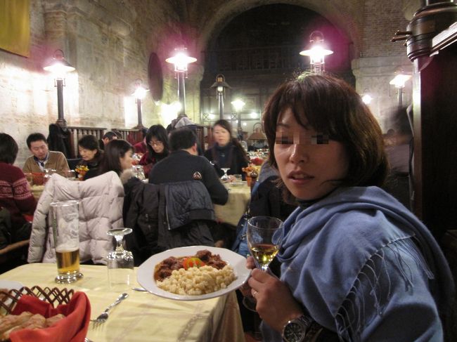 ｢仔牛のパプリカ煮込み｣<br />細く切り分けた仔牛の肉をパプリカで煮込んだ料理。<br />ハンガリー料理の中でも最もポピュラーな料理にひとつ。<br /><br />｢プスタカクテル｣<br />トカイワインベースのカクテル<br /><br />この後、デザートに｢パラチンタ｣が出てきました。<br />オレンジの皮のすりおろしとクルミの餡をクレープで包んだデザート。<br />チョコレートソースがかかっていたけれどそんなに甘くなく美味しかった♪<br /><br />元ワインセラーだからなのか･･･<br />季節的なものなのか･･･店内はひんやり寒かった。