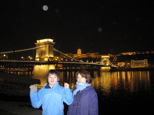 行程表では｢車窓から｣だったけどセンテンドレのお詫び？かな。<br /><br />ラズロさんお勧めの撮影スポットに下車して、くさり橋との夜景を撮る時間を作ってくれました♪