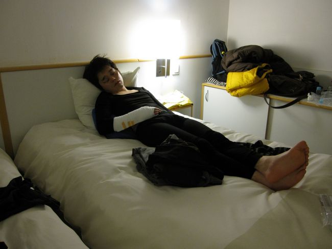 宿泊ホテル:ノボテル ブダペスト コングレス/<br />NOVOTEL BUDAPEST CONGRESS<br /><br />部屋に着くなり…ソファに倒れこんだ人。。<br />その後ベッドに移動して仮眠中。。。<br /><br />｢包帯の巻き直しをするので、お風呂入ってくださ〜い｣