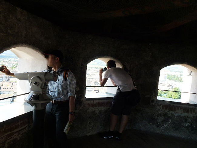 そしてたどり着いた塔屋。<br /><br />二人の男たちが一生懸命撮影しているのは・・