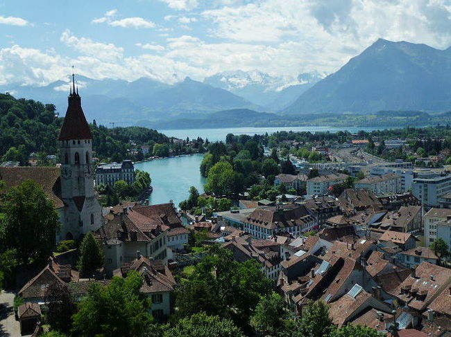 この絶景だ〜！！<br /><br />ニーセンの左奥にベルナー三山、トゥーン湖と教区教会も見えます。<br /><br />頑張って上った甲斐がありました♪