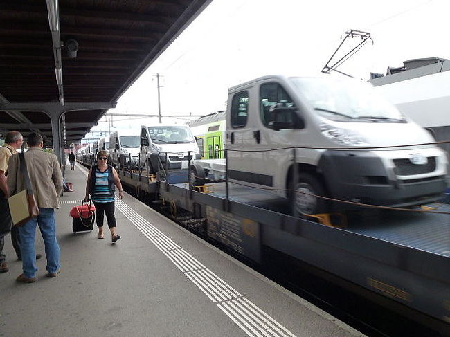 ホームに上がるとカートレインが通過中でした。<br /><br />これは新車の運搬みたいでしたが、スイスでは峠越えルートを省略できるよう、カーフェリーに乗るように車を列車に載せて（人間も車にそのまま乗ってます）トンネルを移動できるカートレインっていう列車があるんですよ。
