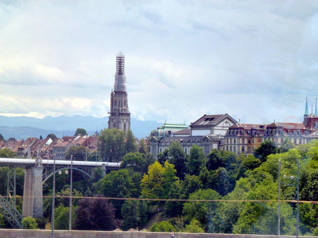 シュピーツから列車に乗り込んで10分ほどで世界遺産の街、ベルンに到着です。<br /><br />大聖堂は修繕中の模様。。。