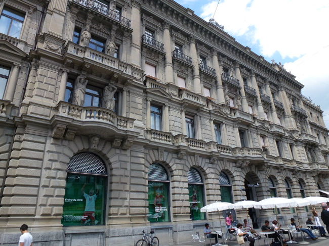 こちら、クレディスイス銀行の本店。