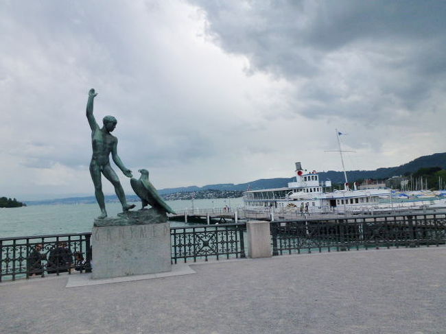 中央駅から30分近く歩いてチューリッヒ湖まで来ました。<br /><br />大きな湖で遊覧船もありますが、乗っている時間はないのでここからUターンです。<br /><br />かなーーり怪しげな雲行きになってきたな〜。。。