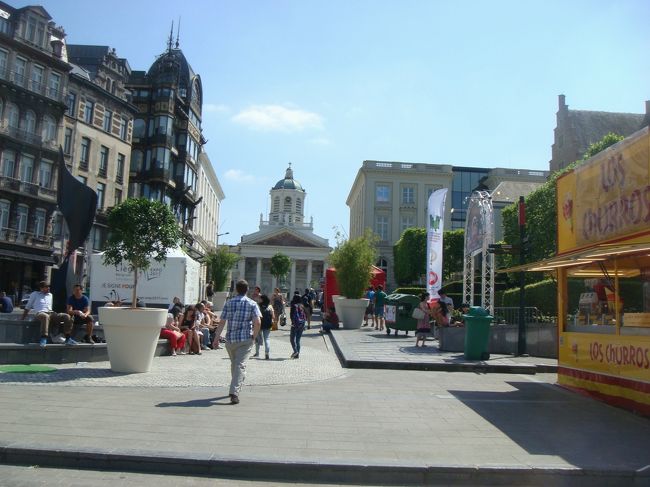 美術館はセキュりティーチェックが厳しくて、鞄の大きさが特にうるさくて<br />入り口脇のロッカーに入れさせられた。<br />お陰で身軽に見学できたけど。<br />時間が決まっててマルグリット美術館から先に。