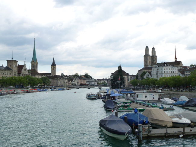 橋から見た西岸の聖母聖堂と聖ペーター教会と東岸の大聖堂。