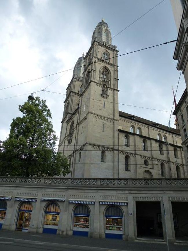 大聖堂のあたりまで来たら・・・ついに降りだしました！<br /><br />しかも大粒でドシャーーーッと・・・\(゜ロ゜)／