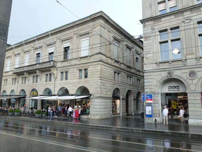 あっちもこっちも雨宿り！<br /><br />雨脚が強くて折り畳み傘なんて役に立ちません。