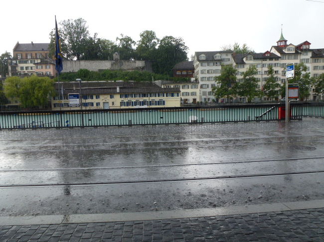 一瞬、小降りになったときに場所移動。<br /><br />すごい雨でしょ。