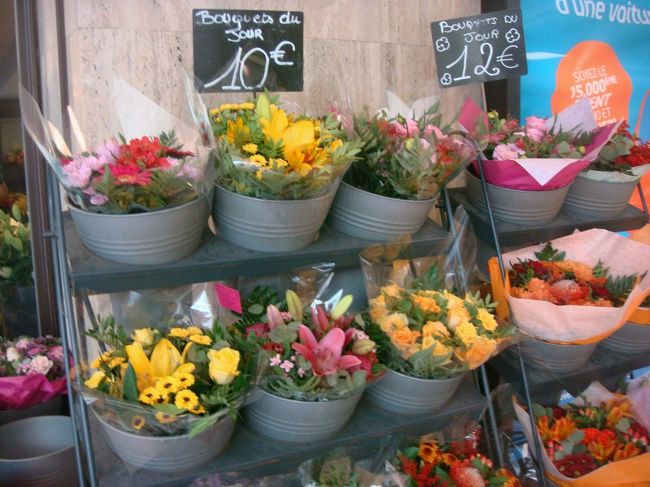 夕方、スーツケースを取りにブリュッセル南駅へ。<br />無事パリから戻ってきてました。<br />主人も急に元気になりました。<br /><br />駅構内のお花やさん。<br />安い！