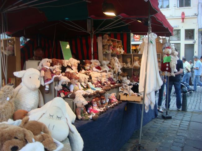 ホテル前の広場での露店。<br />可愛いものいっぱい。