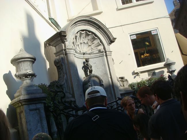 小便小僧はあいかわらずすごい人気。