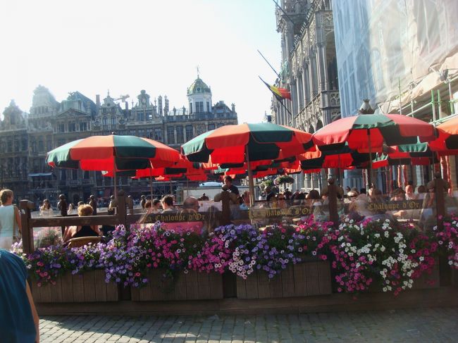 グランプラスはちょうど15日からのフラワーカーペットの準備中。<br />ちょうど入れ違いになるから見れません(涙）