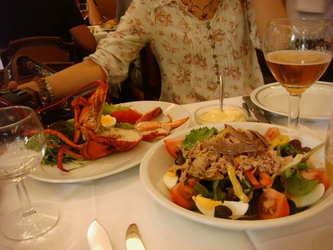 ビールはLeffe BlondeとHoegaardenとKriek<br />オマールエビめっちゃ美味しい。<br />手前はニース風サラダ。量が多い。