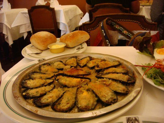 これがおいしい<br />ムール貝のエスカルゴ風。<br />なんかのパテもたのんで、もうお腹いっぱい。<br /><br />早めにお店に入ったので、予約なしでしたが、すぐに案内してもらえた。<br />午後８時頃になると急に混んできてた。