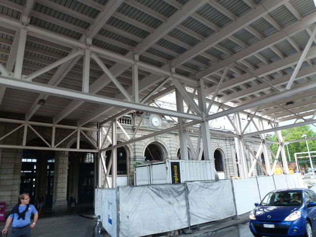 30分ほどでピタッ・・と止んでくれたので、無事に中央駅まで戻って来れました。<br /><br />中央駅の建物ってカッコいいんですが、生憎と工事中で残念。。。