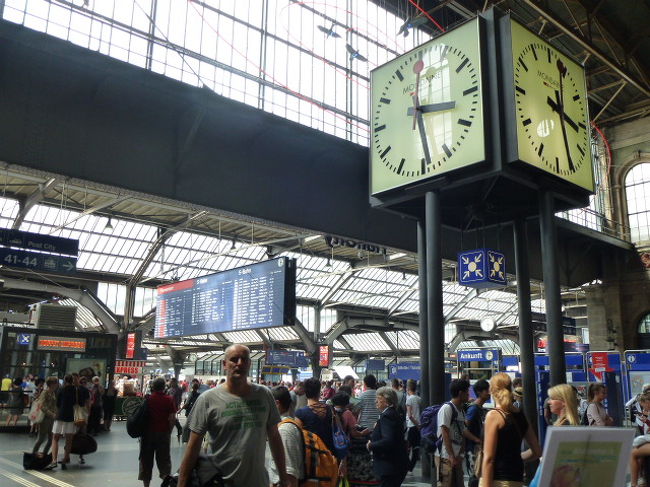 コンコースの大きなMONDAINEの時計が中央駅のシンボルです。<br /><br />これを見ると中央駅だなーって感じるんですよね♪