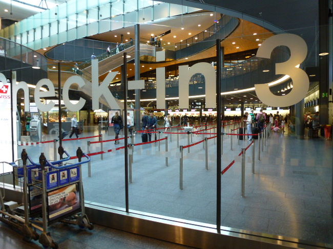 中央駅から空港駅までは15分ほどです。<br /><br />空港駅のホームから1階上がるとチェックイン3。<br />チューリッヒクローテン空港は航空会社毎にチェックインエリアが違います。<br /><br />私たちはグリンデルワルトの駅で既にチェックインは済ませてあるので、ダイレクトにセキュリティチェックに向かいます。