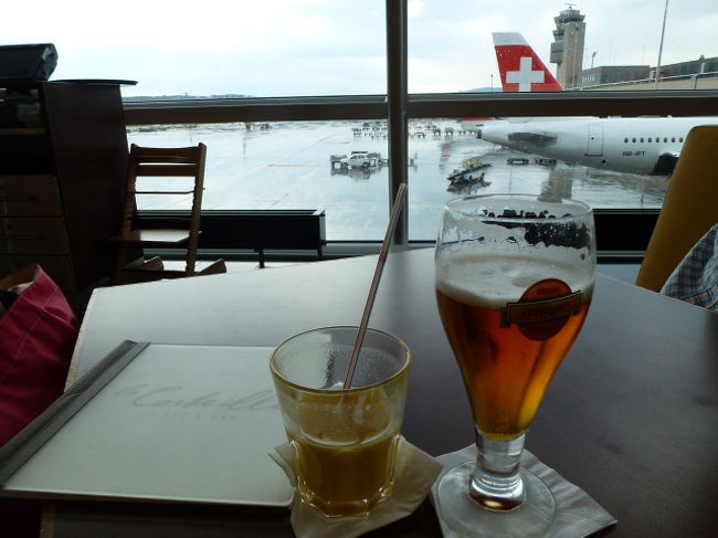 結局やることなくて、搭乗時間までヒマを持て余し、飛行機を眺めてお茶してました。<br /><br />長い一日、この後、エリアが変わってフランクフルト・プチ観光編に続きますm(__)m