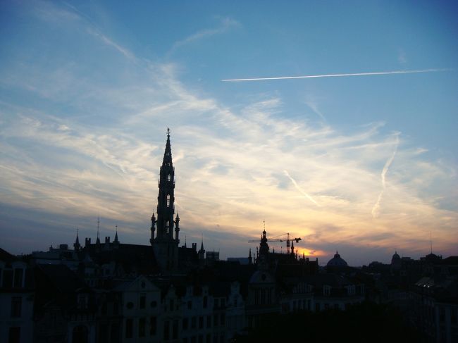 お腹いっぱいになってホテルへ。<br />お部屋の窓から市庁舎が見える。<br />午後9時過ぎでやっと少し夕暮れに。この後市庁舎はライトアップされる。<br />翌日はブルージュへ行く予定なので、おやすみなさい。