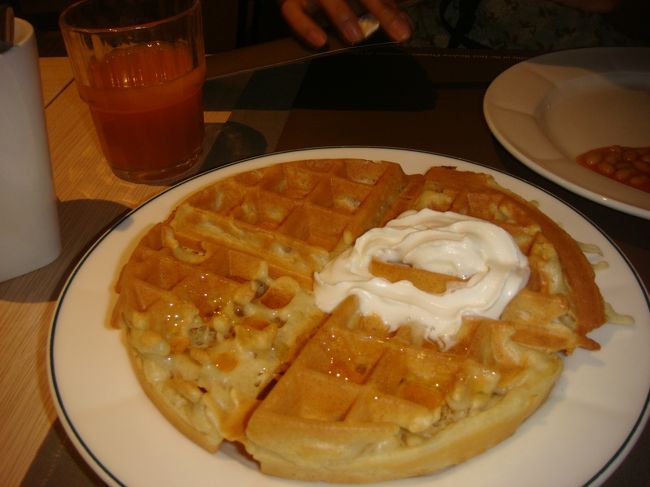 翌朝、ホテルでの朝ご飯。<br />せっかくなのでワッフル、自分で焼いてみた。美味しい！