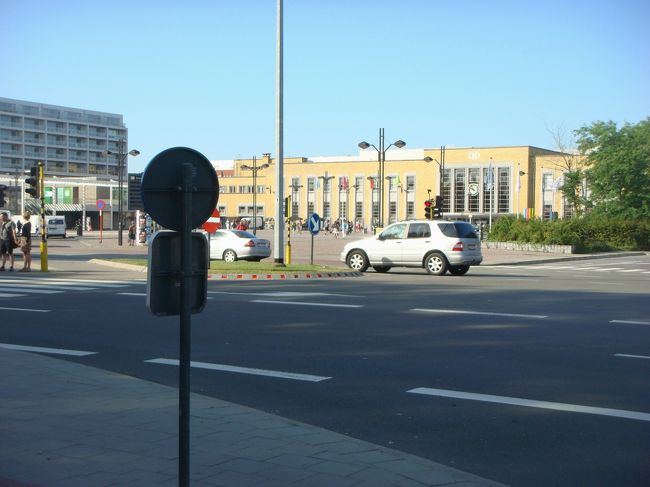 駅前の大きい道路を渡って、左の方へ。
