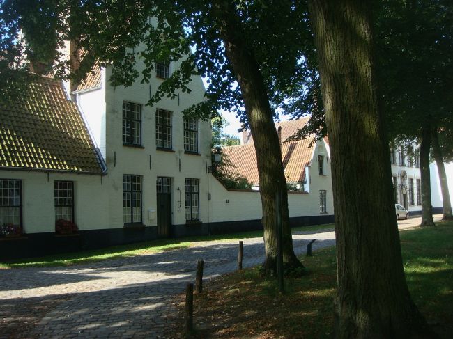 ベギン会修道院。<br />朝早かったので観光客もいないし、静か。