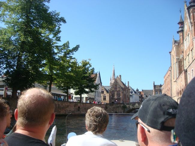 客がいっぱいになったら出航。<br />結構ぎちぎちに詰める。<br />前に座った観光客、すごい大きくて前の方は見えず。<br />下船の時、左の人が立ったとたん、右側が沈みそうになった。<br />巨漢の人、早く降りて〜と心の中で叫んでました。