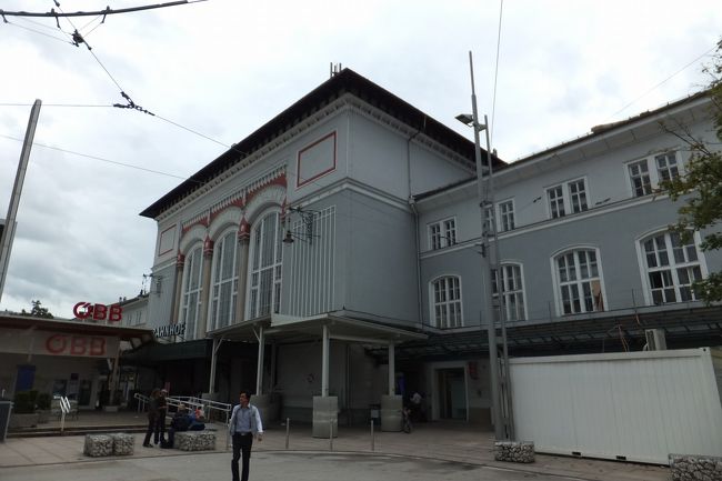 朝6時半に起きて7:00からのブレックファーストを7:05くらいからいただく。場所はホテルを出て左のレストランです。宿代が安い分、あるのはパンとハム、チーズ、ヨーグルト、フルーツと飲み物です。タマゴ料理はほしかった。まあ、贅沢はいえないので適当にいただく。9時のインスブルック行きに乗るため8:30にホテルを出る。あいに小雨が降っている。ちょっと小走りで駅に向かった。去年は工事中でしたが、駅が新しくなっていました。写真がそれ。窓口で早速目的地とレールジェットRJ816を指定してチケット購入。指定を進められたので、そのまま購入確か41.30ユーロでした。