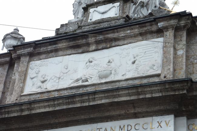 死と悲しみのレリーフです。