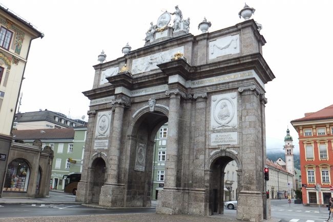 こちらが市外に向いている面です。当然凱旋するくらいだからこっちが表です。