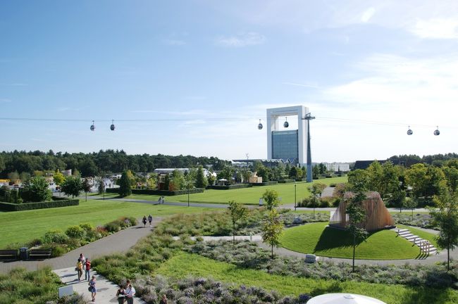関空からソウル乗り継ぎでオランダ、アムステルダムスキポール空港に到着しました。時差は７時間、所要時間は関空・ソウル間が１時間５０分、ソウル・アムステルダム間が１１時間半です。<br />そして翌日、オランダの南東、アムステルダムからは約１８５km離れたフェンローに向かいました。<br />ここはフェンローで開催されている”国際園芸博覧会フロリアード２０１２”です。