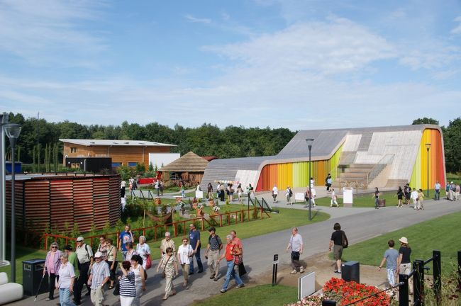 フロリアード２０１２は”自然と調和する人生”をテーマとし、園芸と文化の交流を目指しています。１０年に１度の開催で４２ヶ国が参加する壮大な博覧会で、もちろん日本も参加しています。開催期間は４月５日から１０月７日です。<br />この博覧会は５つのテーマパークからなりますが、ここは”ワールドショーステージ”のエリアです。